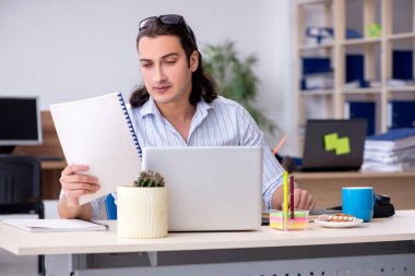 Ofiste çalışan genç bir iş adamı.