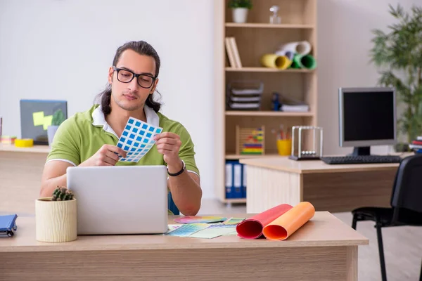 Joven diseñador masculino trabajando en la oficina — Foto de Stock