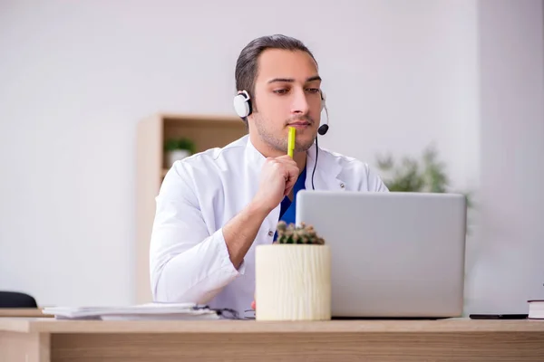 Joven doctor en concepto de telemedicina — Foto de Stock