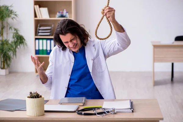 Joven doctor suicidándose en el hospital — Foto de Stock