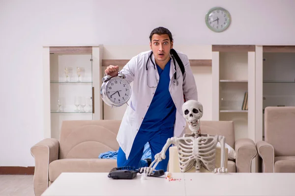 Jonge mannelijke paramedicus op bezoek skelet patiënt — Stockfoto