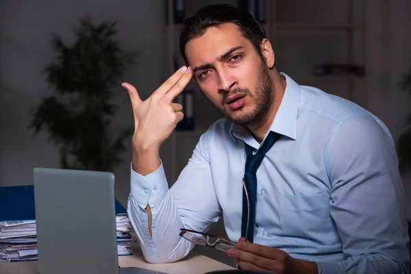 Giovane uomo d'affari che lavora fino a tardi in ufficio — Foto Stock