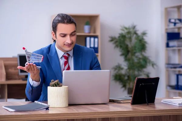 Молодой сотрудник-мужчина в концепции электронной коммерции в офисе — стоковое фото