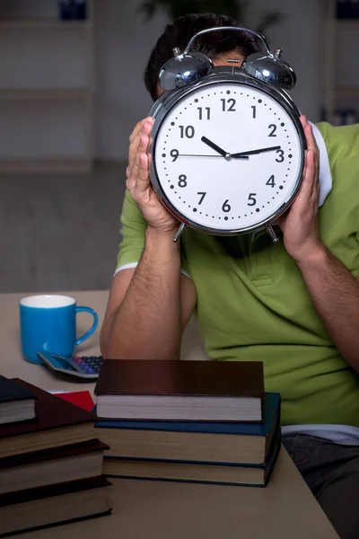 Junge Studentin lernt nachts zu Hause — Stockfoto