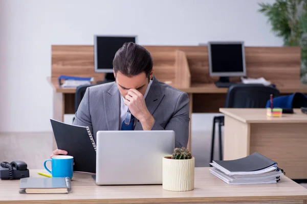 Junge männliche Angestellte im Büro — Stockfoto