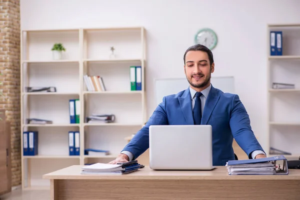 Jonge mannelijke zakenman werknemer werkzaam in het kantoor — Stockfoto