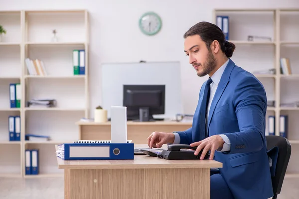 Ung manlig affärsman anställd som arbetar på kontoret — Stockfoto