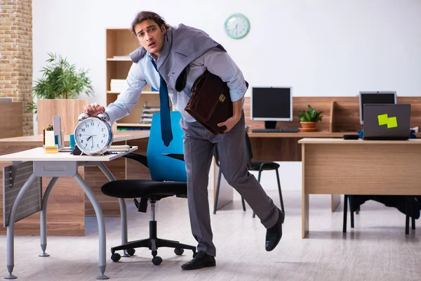 Un joven empleado llega tarde a su trabajo — Foto de Stock