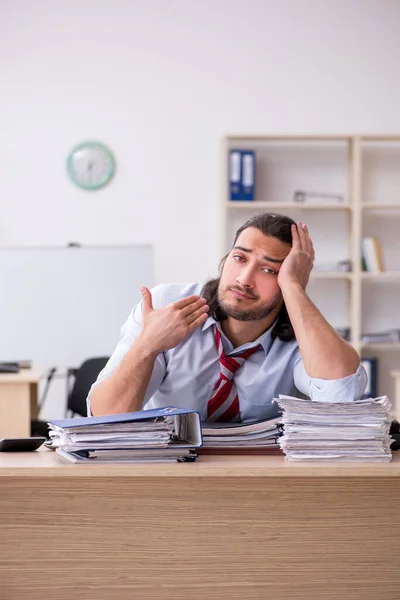 Giovane dipendente maschio infelice con il lavoro eccessivo — Foto Stock