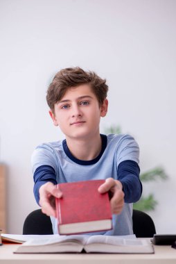 Öğrenci evde fizik okuyor.