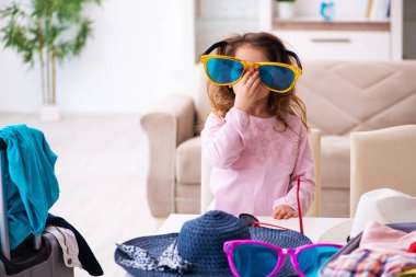 Genç adam ve küçük kızı yolculuğa hazırlanıyorlar.