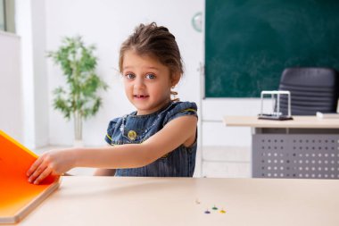 Koltukta keskin raptiyelerle ortaokul şakası.