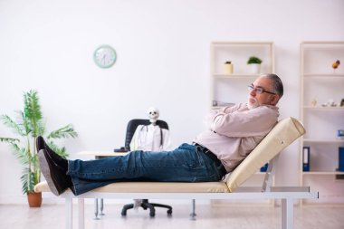 Yaşlı adam ölü doktoru ziyaret ediyor.