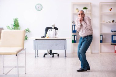 Yaşlı adam ölü doktoru ziyaret ediyor.