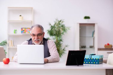 Evde Noel konseptinde yaşlı bir adam