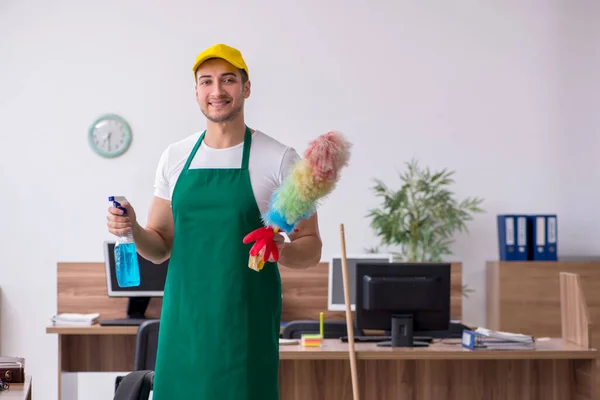 Jonge mannelijke aannemer schoonmaken van het kantoor — Stockfoto