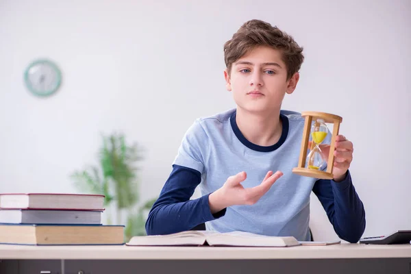 Schoolboy προετοιμασία για τις εξετάσεις στην έννοια διαχείρισης του χρόνου — Φωτογραφία Αρχείου