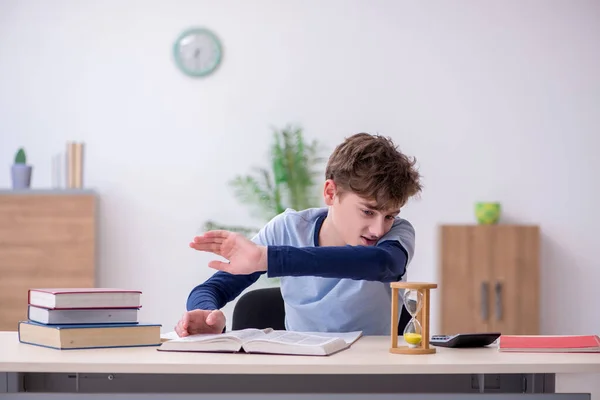 Écolier se préparant pour les examens dans le concept de gestion du temps — Photo