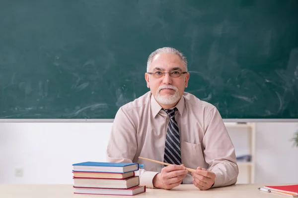 Oude mannelijke leraar in de klas — Stockfoto