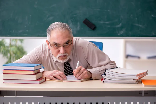 Viejo profesor en el aula —  Fotos de Stock