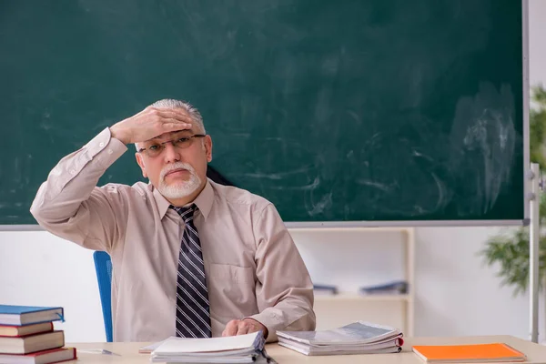 Oude mannelijke leraar in de klas — Stockfoto