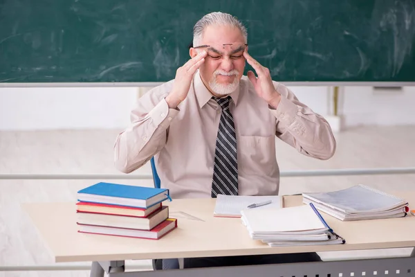 Alt männlich lehrer im die klasse — Stockfoto