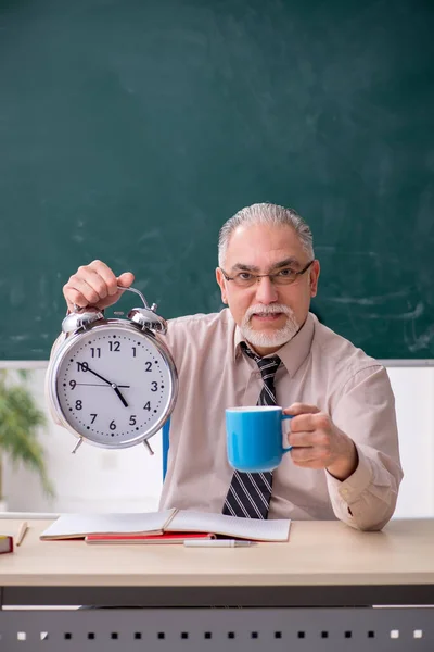 Oude mannelijke leraar in de klas — Stockfoto