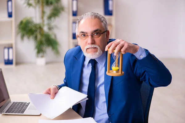 Viejo hombre de negocios empleado en concepto de gestión del tiempo — Foto de Stock