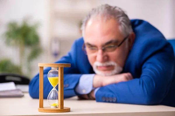 Παλαιός άνδρας εργαζόμενος επιχειρηματίας στην έννοια διαχείρισης του χρόνου — Φωτογραφία Αρχείου