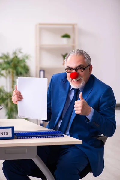 Gamle affärsman clown arbetar på kontoret — Stockfoto