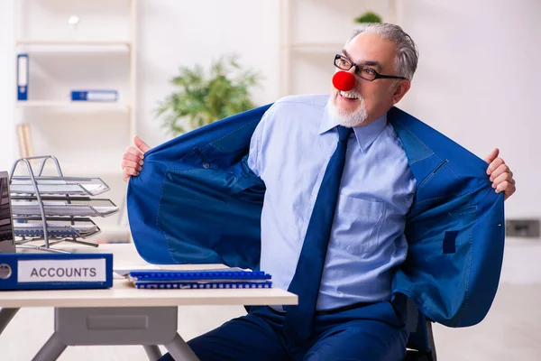 Altunternehmer-Clown arbeitet im Büro — Stockfoto