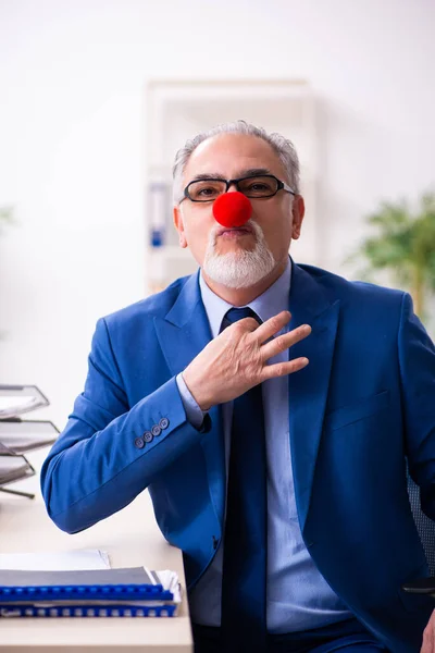 Altunternehmer-Clown arbeitet im Büro — Stockfoto