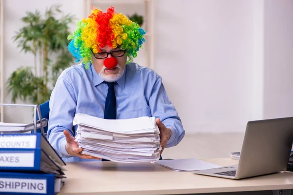 Gamle affärsman clown arbetar på kontoret — Stockfoto