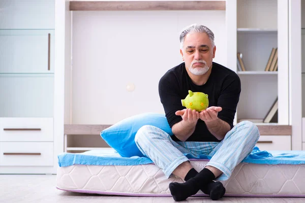 Viejo infeliz en concepto de jubilación — Foto de Stock