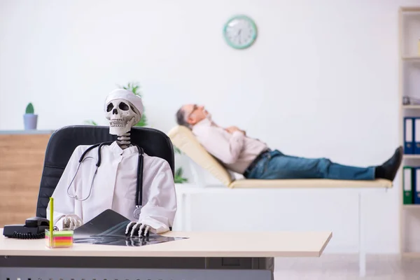 Old man visiting dead doctor radiologist — Stock Photo, Image