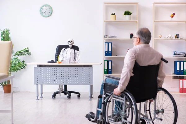 死んだ医者を訪問車椅子の老人 — ストック写真