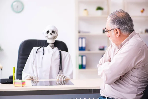 Gubben besöker död läkare — Stockfoto