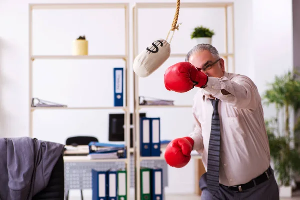 Homme d'affaires en colère et furieux sur le lieu de travail — Photo