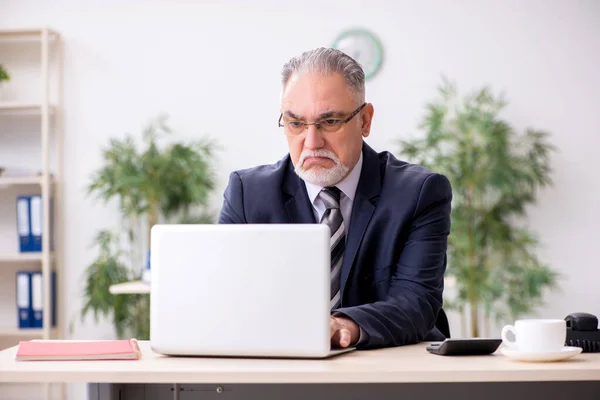 Oude mannelijke baas werknemer werkt tijdens pandemie — Stockfoto