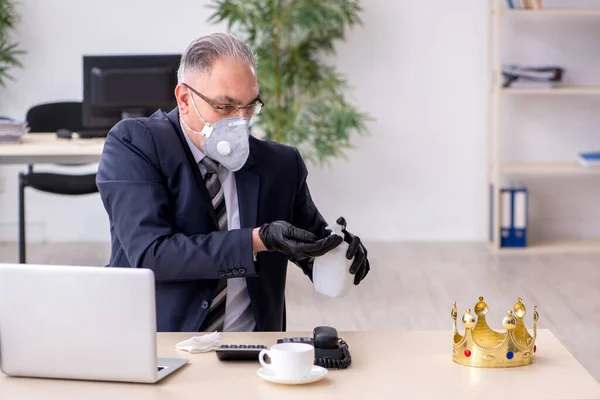 Velho funcionário chefe do sexo masculino trabalhando durante a pandemia — Fotografia de Stock