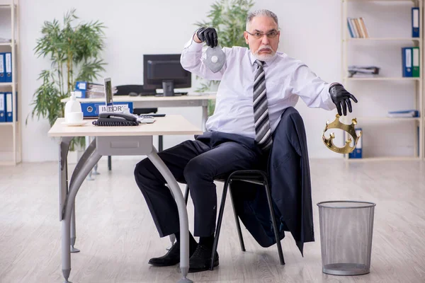 Viejo empleado jefe trabajando durante pandemia —  Fotos de Stock