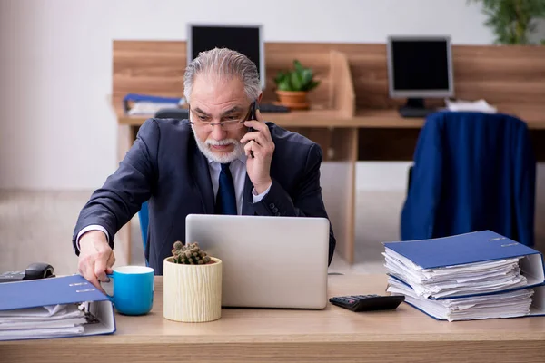 Alt männlich mitarbeiter working im die büro — Stockfoto