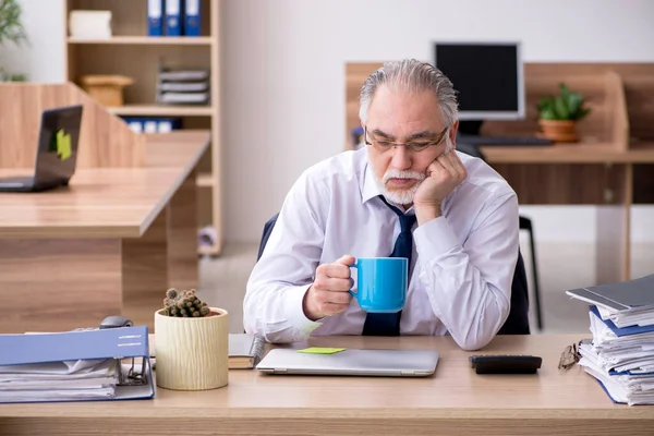 Gammal manlig anställd på kontoret — Stockfoto