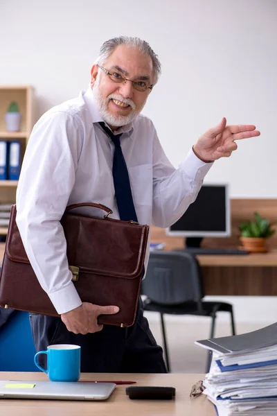 Velho empregado do sexo masculino que trabalha no escritório — Fotografia de Stock