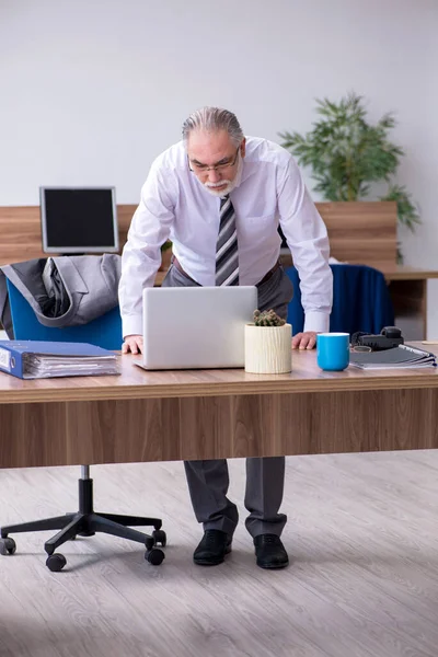 Gammal manlig anställd som lider av radikulit på arbetsplatsen — Stockfoto