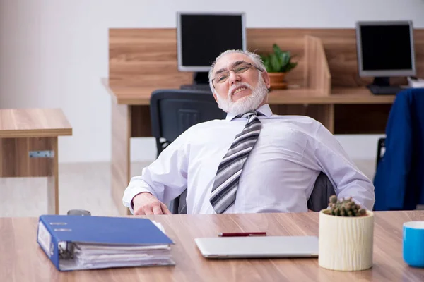 Alter männlicher Mitarbeiter leidet an Radikulitis am Arbeitsplatz — Stockfoto