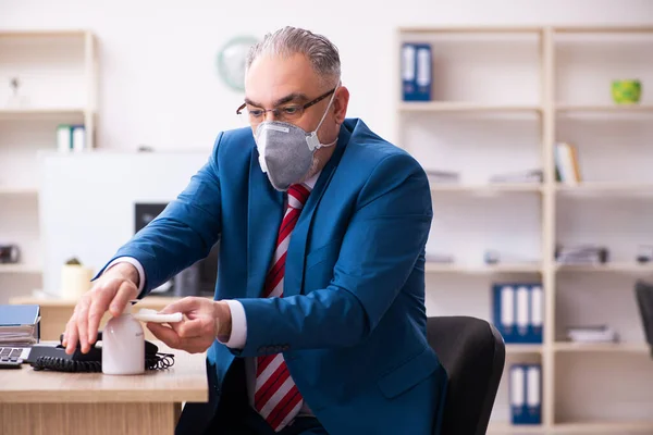 Gammel mannlig medarbeider i pandemibegrepet – stockfoto