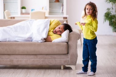 Küçük kız hasta babasına bakıyor.