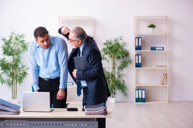 Eski patron ve genç asistanı ofiste.