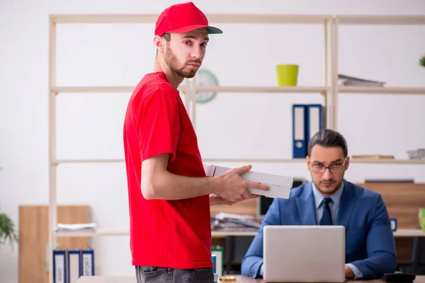 Joven entregando pizza a la oficina — Foto de Stock